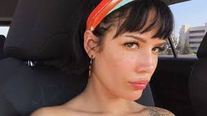 De cabelo colorido, Halsey fala sobre novas músicas: “Elas são bem  diferentes”