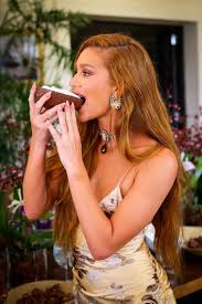 Marina Ruy Barbosa escolhe slip dress com decote poderoso, avaliado em mais  de R$ 10 mil, para evento