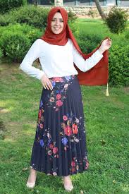 Siyah Pileli Tesettur Cicekli Etek Modelleri Cicekli Etek Pileli Etek Etek