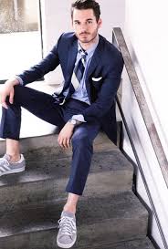 La france est la capitale de la mode mondiale, des parfums raffinés et des designers talentieux. Je Porte Des Baskets Avec Un Costard