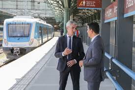 Con el nuevo listado, se extiende el horario habitual del servicio, permitiendo llegar a los platenses a la tal como se había anticipado, ahora los pasajeros del tren roca que une a la ciudad con plaza. Extienden El Horario Nocturno De Trenes En El Sarmiento El Roca Y El Belgrano Sur Enelsubte