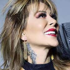 Alejandra publicó su segundo álbum de estudio en 1989 titulado dame tu amor, 5 donde incluyen versiones de las canciones: Alejandra Guzman Facebook