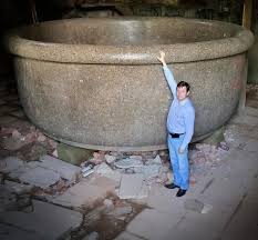 The Giant Bath Tub for the Tsar Alexander I; in Babolovsky Palace, St.  Petersburg, Russia 🇷🇺 Babolovo (Babolovka) Palace, a historical building  located located in town of Tsarskoye Selo (Tsar's Village), about