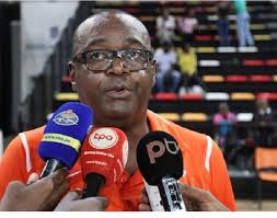 Carlos Dinis assume equipa masculina de basquetebol do Inter Clube. O  treinador angolano rende no cargo o espanhol Julian Martinez que rescindiu  o seu contrato com o clube afecto ao ministério do