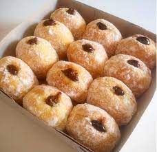 Anda bisa memberikan toping donat dengan tambahan seperti kacang, meises coklat, keju,cream, gula halus,potongan buah,susu, dll. Cara Membuat Resep Donat Isi Coklat Lumer Yang Enak