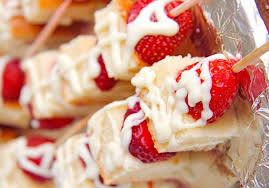 Ces Brochettes De Shortcake Aux Fraises Et Au Chocolat Blanc Sont Absolument Delicieuses Recipe Desserts Food Food And Drink