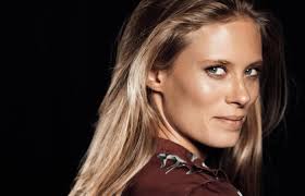 Facebook gives people the power to share and makes the world more open and connected. Julia Pietrucha Prezentuje Nowy Album Zwierciadlo Pl