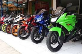 Tapi, kalau tipe lainnya, ada yang rp 1,5 juta sampai rp 4 juta, pembayaran secara kredit, kata salah satu wiraniaga diler. 5 Harga Motor Bekas Murah Kelas Sport Fairing 150 Dan 250 Cc Gridoto Com