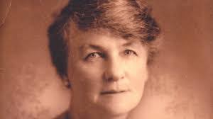 Mae Freeman's Instagram, Twitter & Facebook