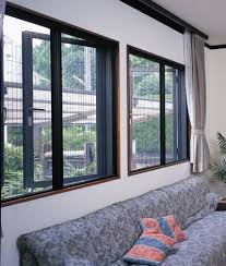 Bảo vệ người thân của bạn bằng cửa lưới chống muỗi tự cuốn.