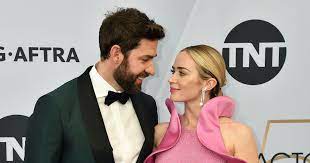 Emily blunt opened up in a new interview about why she and husband john krasinski do not want their children to know they are famous. Everything You Need To Know About Emily Blunt And John Krasinski S Relationship