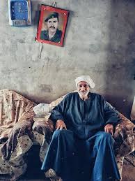 الحاج رجب أحد الجنود المشاه و بطل من أبطال حرب ٦ أكتوبر مع صورته التي ر سمت له وقتها كمكافأة بعد الإنتصار العظيم By S9 Mobile Photography A Ra Photography