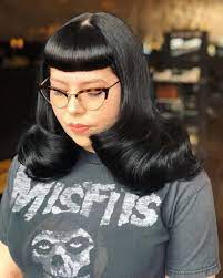 Bettycombs Horseshoe Haircut Bettie Bangs And Bouncy Blowout For The Win Ergostyli Bettie Bangs Short Hair Bettie Bangs Hairstyles Vintage Hairstyles