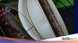 Sasando adalah sebuah alat musik dawai yang dimainkan dengan dipetik. Asal Sasando Dan Cara Memainkannya