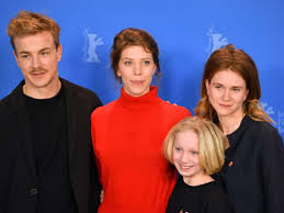 17,452 likes · 17 talking about this. Bremen Caroline Link Erwartet Schweres Oscar Rennen Fur Systemsprenger Startseite Frankenpost