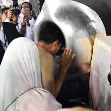 Bentuk hajar aswad ini awalnya adalah sebongkahan batu besar, namun setelah terjadi penjarahan pada tahun 317 h, batu hajar aswad kini menjadi delapan bongkahan batu kecil. 6 Keistimewaan Hajar Aswad Yang Jarang Diketahui Haji Liputan6 Com