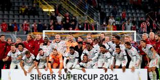 Ya preside la supercopa de alemania el pasillo central por el que desfilarán en breves instantes la batalla del gol está servida. Rfls97aizqmsdm