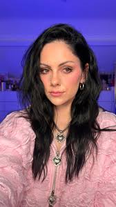 How I've been refreshing my hair colour at home since becoming a mama &  breastfeeding 💇‍♀️ My salon visits have been pretty non existent this  year, so I've resorted to using a supermarket ...