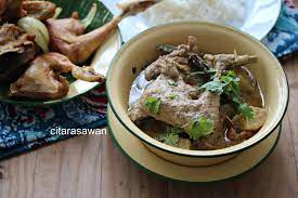 1 kg ayam 10 gm kulit kayu manis 2 gm bunga lawang 2 gm buah pelaga 150 gm cili kisar 50 gm sos tomato Ayam Masak Kurma Resepi Terbaik