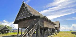Bentuknya biasanya memanjang ke belakang, dengan tanbahan disamping bangunan utama dan bagian depan, orang bugis menyebutnya lego. 5 Rumah Adat Sulawesi Selatan Bugis Mandar Makassar Toraja Luwuk