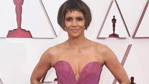 Alles wichtige aus politik, wirtschaft, sport, kultur, wissenschaft, technik und mehr. Halle Berry Ihre Neue Frisur Bei Den Oscars Sorgt Fur Geteilte Meinungen Vogue Germany