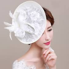 Se invece vi piacciono le cose un po' estrose, optate per un cappello ugualmente minimal ma dal colore acceso. Cappelli Veletta Da Sposa 2017 Economiche Online Elegantesposatelier