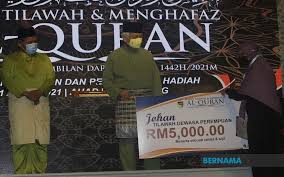 Negeri sembilan (nb) tuanku muhriz of negeri sembilan.jpg 689 × 710; Bernama Tuanku Muhriz Graces Negeri Sembilan Quran Recital Assembly