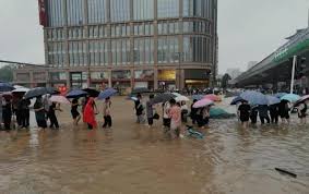 鄭州大暴雨。 就網路流傳影片和照片所見，地鐵站和車廂灌水嚴重，多人死亡。 中國官媒則指，洪災至今造成最少 12 人死，約 10 萬人撤離當地。 交通方面，鐵路、公路及民航交通受嚴重影響。 鄭州地鐵全線網車站暫停運作，大量旅客滯留。 8lv8zdfgr0 5km