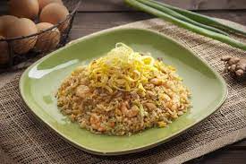 Tak jarang, banyak dijumpai pedagang kaki lima yang berjualan nasi goreng pada siang ataupun malam hari. Resep Nasi Goreng Kunyit Kencur Enak Menggoda Selera