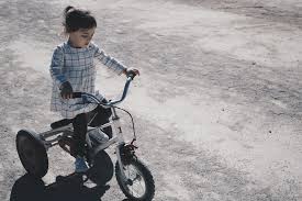 Nah, zaman anak 90an buat bahagia itu gampang sekali. 8 Basikal Kanak Kanak Terbaik Untuk Latih Anak Anda