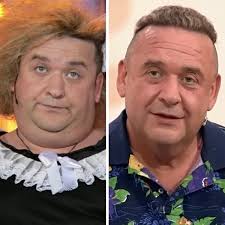Кто, едва выйдя на сцену, встречается зрителями громовым хохотом, не успев сказать ни слова? Zvezda Krivogo Zerkala Aleksandr Morozov Pohudel Na 40 Kilogrammov Sdelav Operaciyu Na Zheludok Vokrug Tv