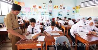 Karikatur diatas menunjukkan gambar seorang guru yg di cap sebagai guru kiler mengajar dikelas. Guru Wajib Meneliti Dan Menulis Karya Ilmiah Jabarekspres Com