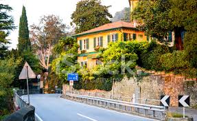 Het gardameer trekt jaarlijks de meeste toeristen, maar het noordelijker gelegen comomeer heeft de langste kustlijn van de twee. Weg Naar Bellagio Het Comomeer Italie Stockfoto S Freeimages Com