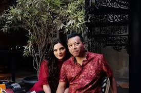 Selain statusnya sebagai istri dan ibu, ia juga memiliki profesi sebagai artis, personaliti televisi dan sosialita yang cukup terkenal di indonesia. Beda Usia 13 Tahun Dengan Anang Hermansyah Ashanty Aku Enggak Ngerasa Dia Om Om