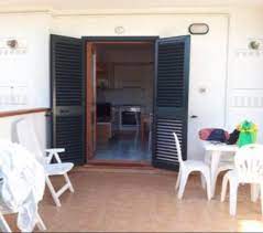 Struttura ottimamente collegata con il centro storico di forio e dalle spiagge, da cui dista pochi passi, propone anche un curato servizio di ristorazione e pizzeria, raggiungibile con una navetta interna gratuita. Privato Affitta Appartamento Vacanze Ischia 2 Appartamenti Per Brevi Vacanze Estive Annunci Ischia Frazione Ischia Porto Rif 36354