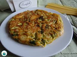 La ricetta della frittata con broccoli e pomodorini è una ricetta facile e gustosa, colorata e perfetta anche per i bambini. Frittata Di Spaghetti Con Broccoli E Caciocavallo