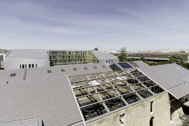 Tuiles Hp 10 Huguenot Coloris Gris Quartz D Imerys Toiture A La Grande Halle De Gerland Lyon Photo C Philippe Roguet Toiture Maison Style Hall