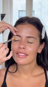 Kate Castelli's Instagram, Twitter & Facebook