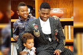 Latest on tampa bay buccaneers wide receiver antonio brown including news, stats, videos, highlights and more on espn. Meet Antonio Brown Jr Photos Of Antonio Brown S Son With Shameika Brailsford Ecelebritymirror