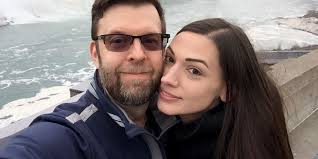 #LoveIsNotTourism: Fernbeziehungen in der Corona-Pandemie