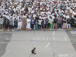 Pada momen tersebut, disunnahkan sholat idul fitri di masjid atau lapangan terbuka. Tata Cara Sholat Idul Fitri Lengkap
