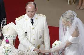 Während ihrer erfolgreichen karriere als schwimmerin lernte sie im jahr 2000 den damaligen erbprinzen albert von monaco kennen. Hochzeit In Monaco Furst Albert Und Charlene Sind Verheiratet Panorama Schwarzwalder Bote