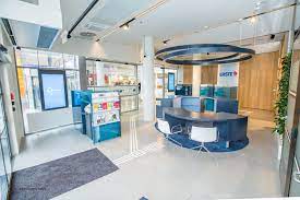 Lokalisieren sie den nächsten geldautomaten der erste bank in erl und finden sie ausführliche kontaktdaten aller filialen in ihrer region. Einblicke In Die Neuen Service Filialen Der Erste Bank