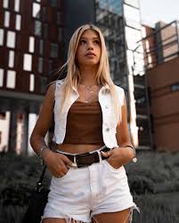 Alice De Bortoli (@alice.debortoli) | Photos and Outfits on 21 Buttons