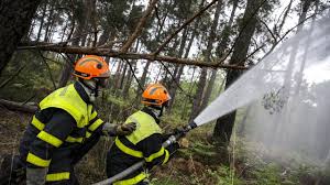 Photo Deux-Svres : des outils heurtent une pierre et provoquent un feu  ...