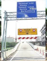 Pemandu kereta berebut parking kereta. Jalanraya