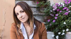 Visto che a noi anzianotti (mi riferisco alla generazione '80) attizza ancora tanto la nostra piedosissima camila(non più un fiore neanche lei,però a mio parere sempre stata vicino a noi feticisti. Camila Raznovich Malattia Persone Curiose