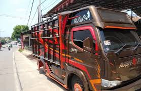 Pekerja , pengelola, serta pengunjung. Cutting Sticker Truck Engkel Kontestan Truck Auto Show 2019