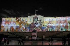 Ο βουλευτής του μέρα25, κρίτων αρσένης, καλεσμένος στην εκπομπή τι λέει ο νόμος με την αλεξία κουλούρη, μιλάει για την ψήφιση του προϋπολογισμού του 2021. Sta Oria Toy Kits Dixazoyn Oi Eikones Ths Panagias Kai Polemikwn Oxhmatwn Poy Entysan Th Boylh Broxh Ta Sxolia Binteo Ellada Iefimerida Gr