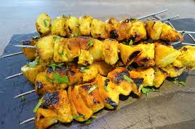 Brochettes De Poulet Au Curry La Recette Facile Par Toques 2 Cuisine Recette Brochette Poulet Recette Brochette Poulet Poulet Curry